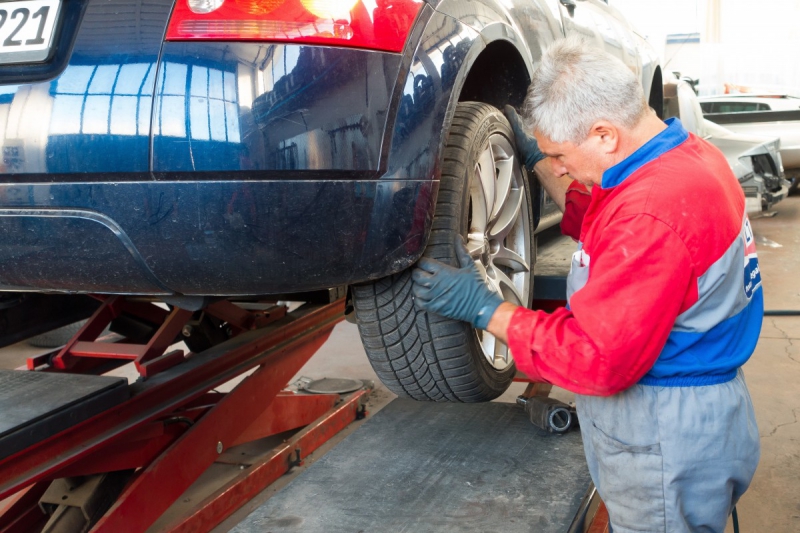 boutique--min_auto_repair_repair_lift_auto_mechanic_work_clothes_master_professional_man_of_the_fold-685629